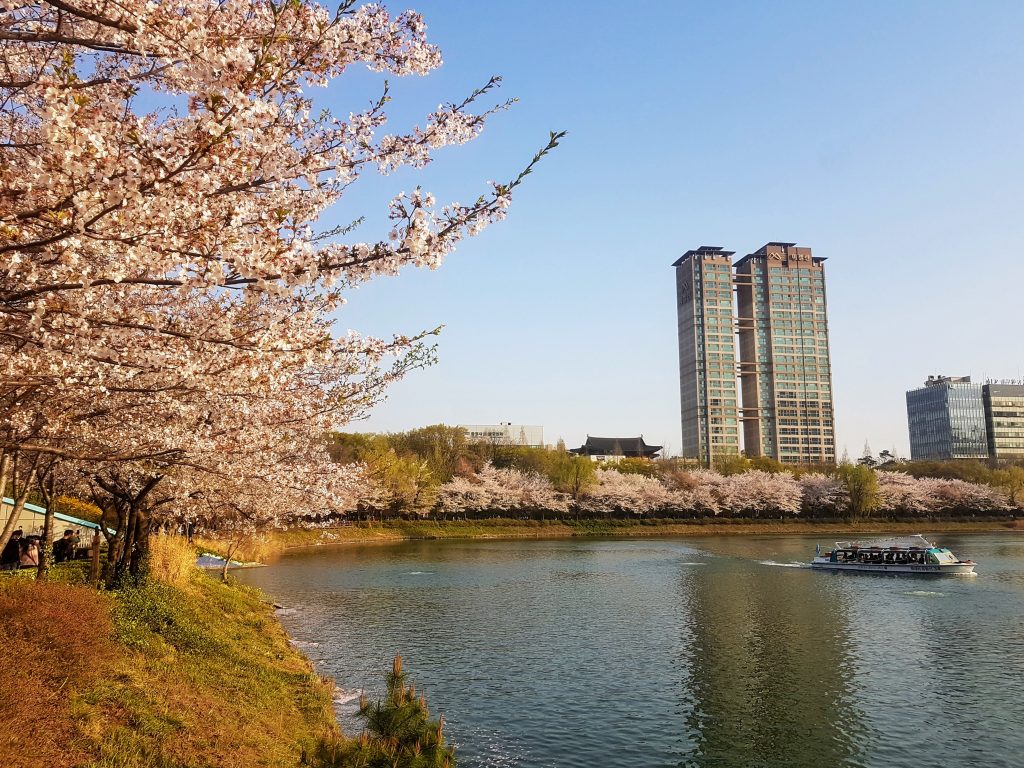 Seokchon Lake